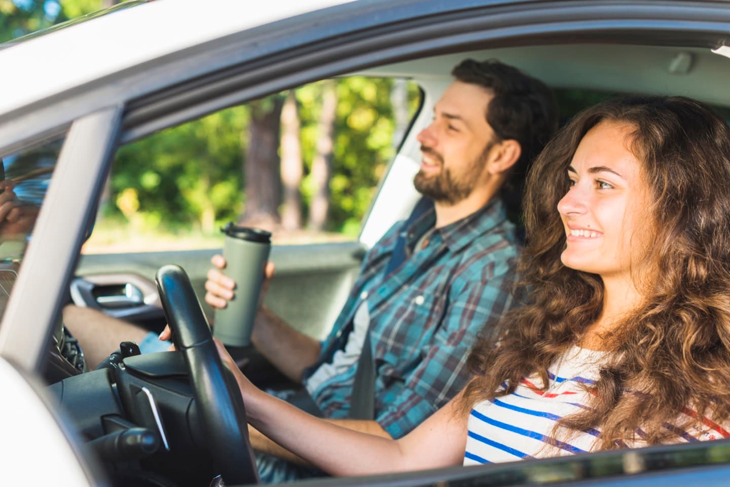 Gente viajando feliz en auto